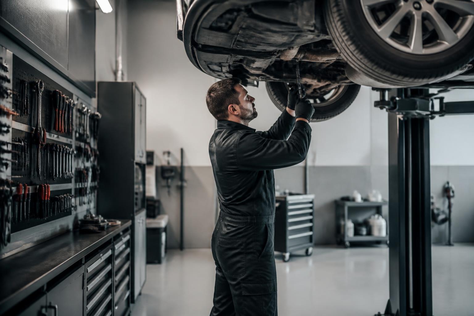 Mécanicien travaillant dans un garage moderne